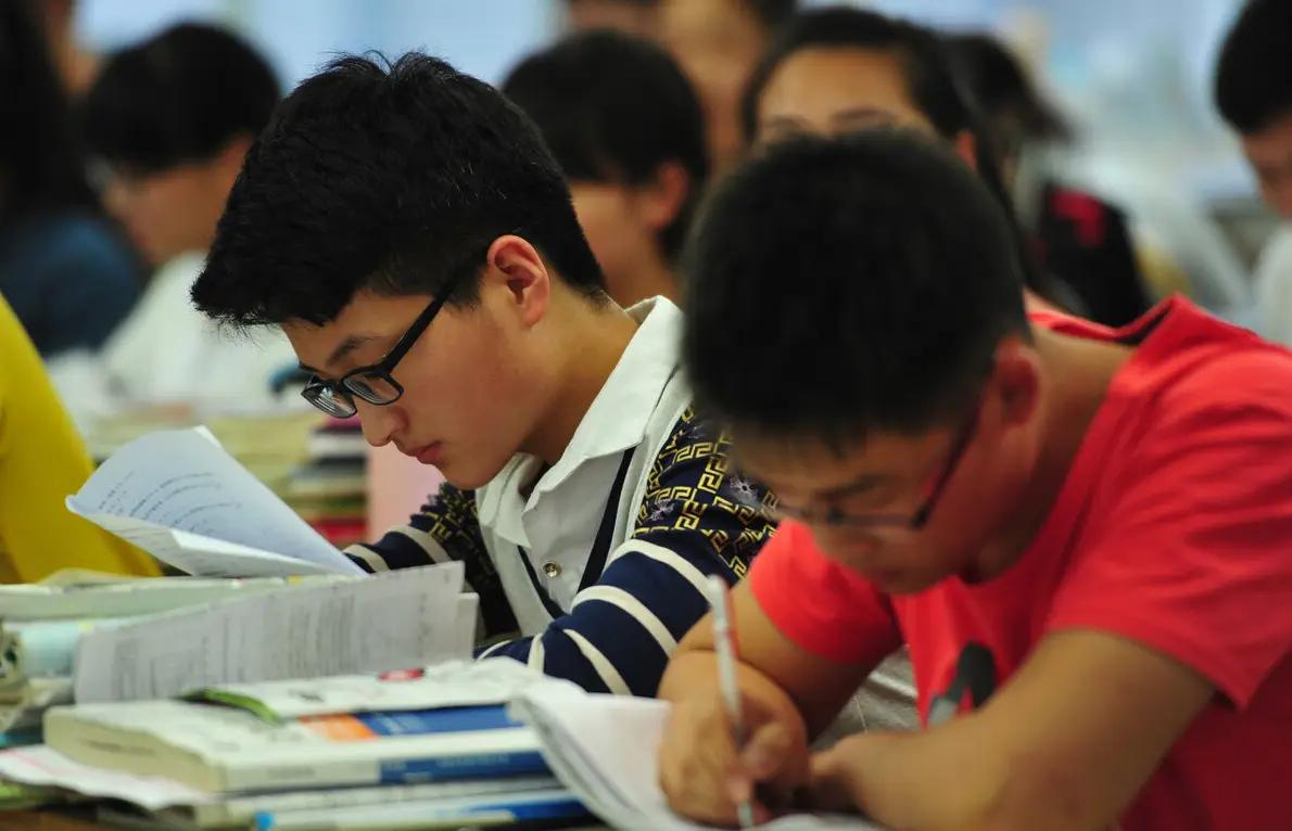 罗马诺：纽卡接近签下阿贾克斯18岁中场斯图尔，总价超2500万欧