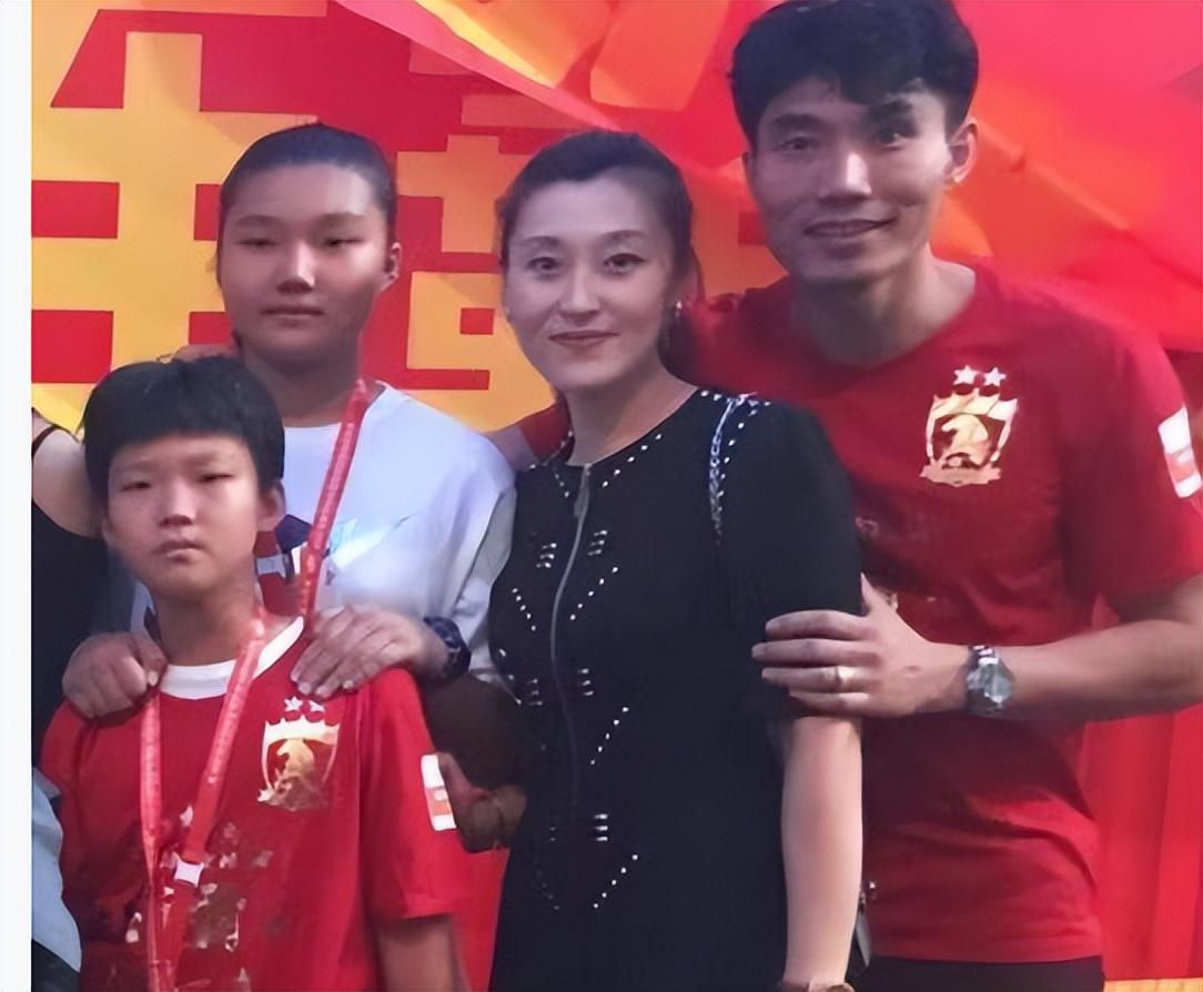扎克约翰逊领跑慈善精英赛冲冠