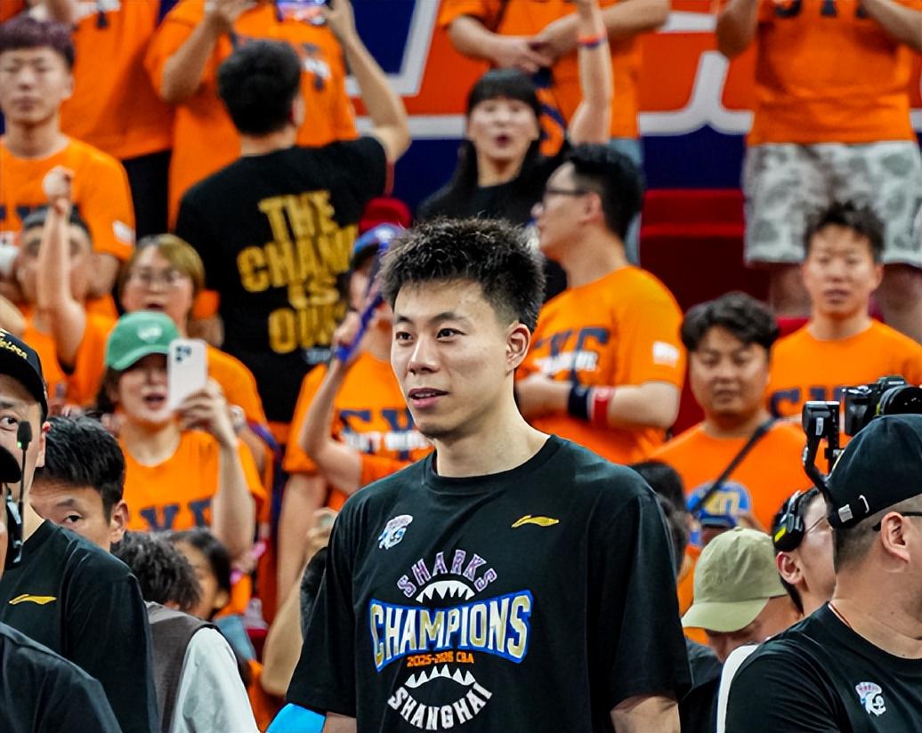 火箭两年合同签下签湖人后场大闸，他们并没有使用全额中产特例？