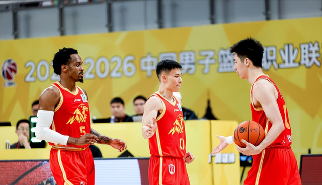 火箭两年合同签下签湖人后场大闸，他们并没有使用全额中产特例？