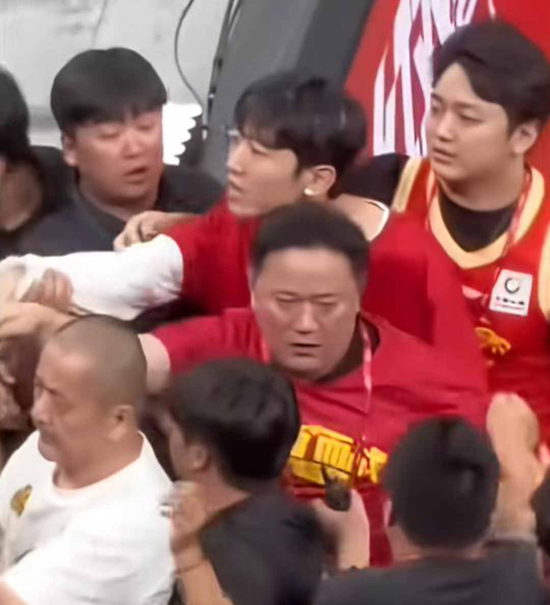 尼克斯球星的双胞胎接管发布会，萌娃抢尽风头