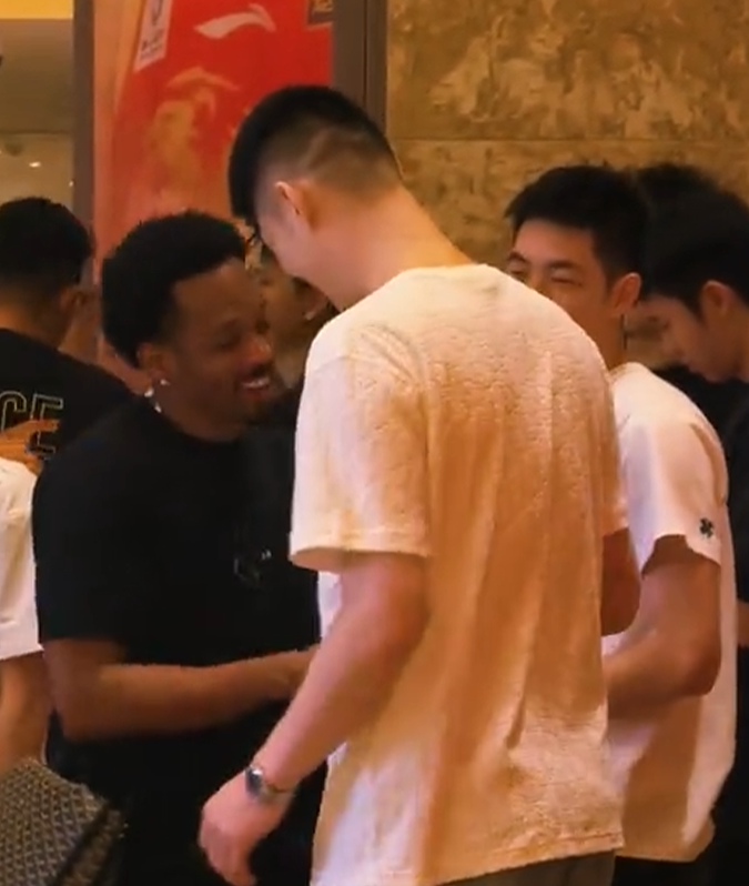 比尔·西蒙斯设想：勒布朗·詹姆斯可能推迟签约，到赛季中再签