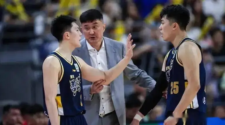 火箭两年合同签下签湖人后场大闸，他们并没有使用全额中产特例？