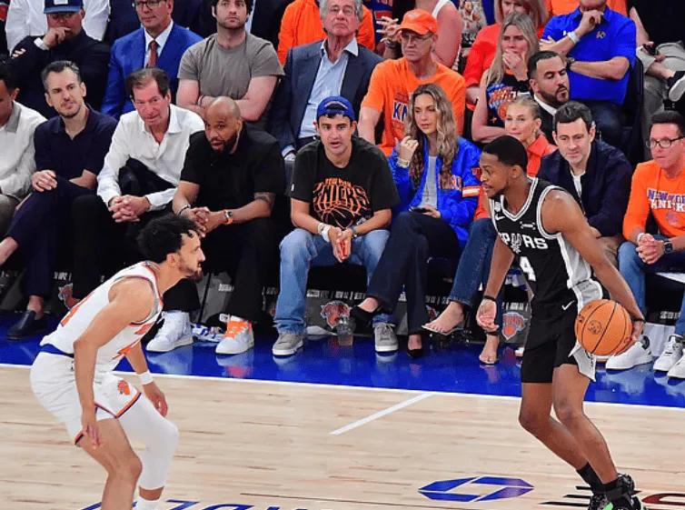 NBA官方晒总冠军定妆照：尼克斯17人出镜 索汉和杰米森没拍上？