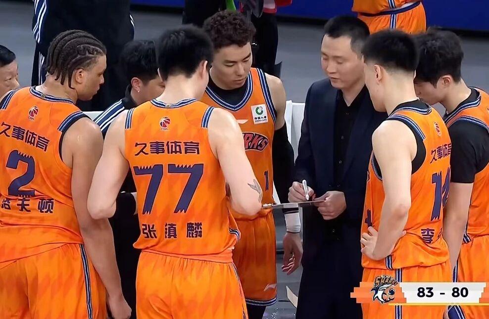 总冠军奖杯就位 尼克斯G5冲冠