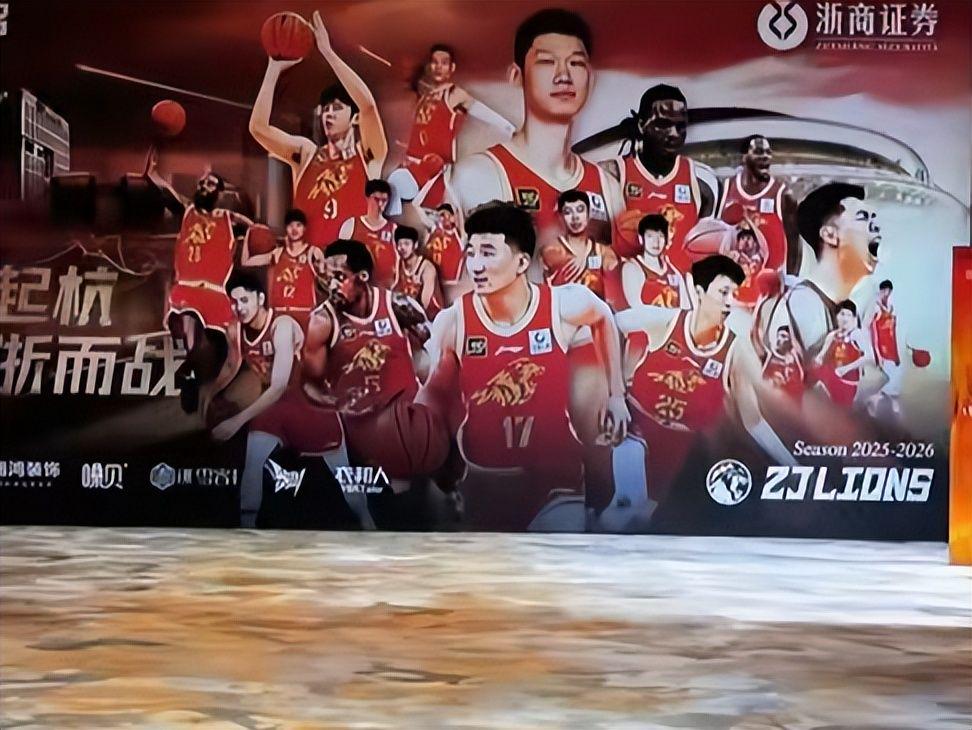 詹姆斯再次自戴皇冠！与乐福一起现身克罗地亚：助威旗下摩托艇队