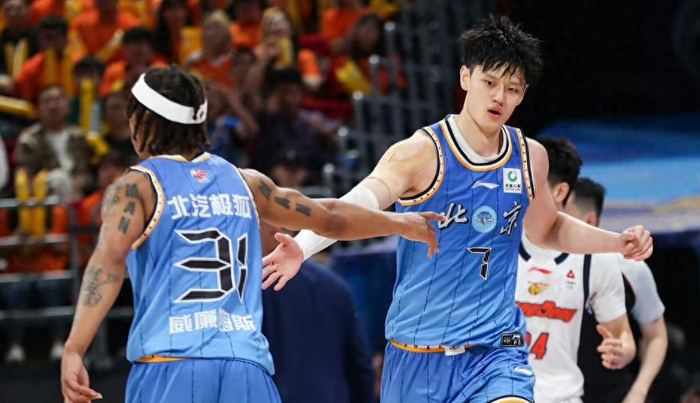詹姆斯下家争夺进入白热化：三大热门球队谁能最终胜出？