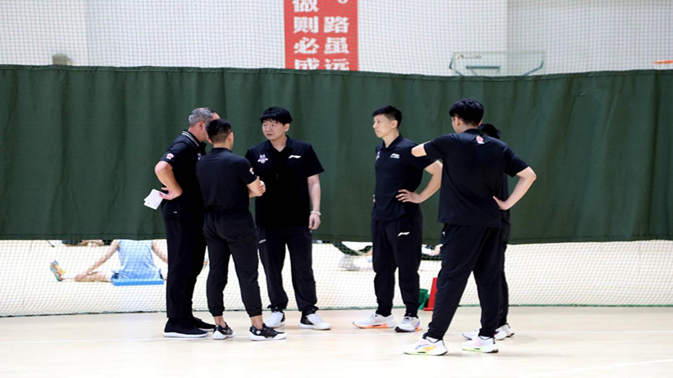 马刺主帅谈福克斯被批评：我不看社媒也不在乎，对他有100%信心