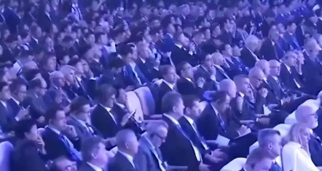 数万人凌晨狂欢！时隔36年世界杯首胜 他们力压巴西 小组第1