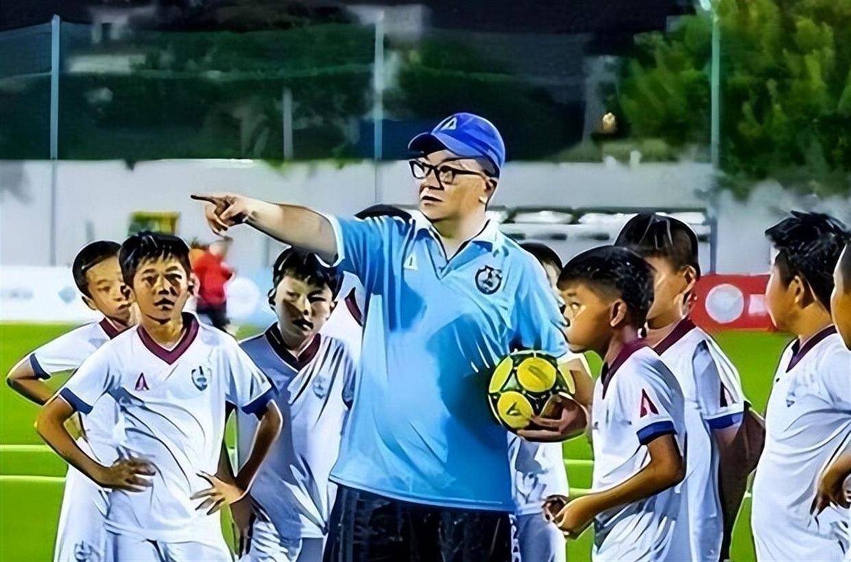 哈兰德社媒晒与全场最佳奖杯合照：有些时刻无法用言语形容